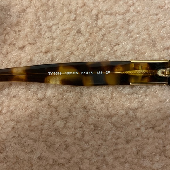 π Tory Burch Polarized Sunglasses - Picture 5 of 8